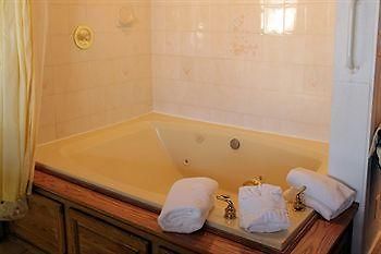 Sybaris Pool Suites Mequon Brown Deer Экстерьер фото