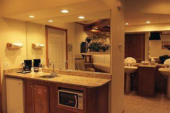 Sybaris Pool Suites Mequon Brown Deer Экстерьер фото