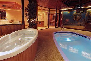 Sybaris Pool Suites Mequon Brown Deer Экстерьер фото