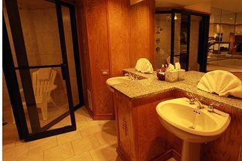 Sybaris Pool Suites Mequon Brown Deer Экстерьер фото
