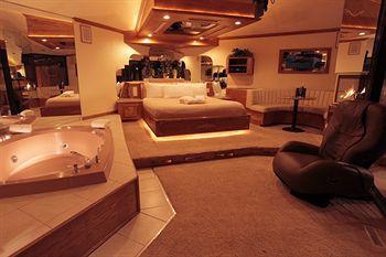 Sybaris Pool Suites Mequon Brown Deer Экстерьер фото