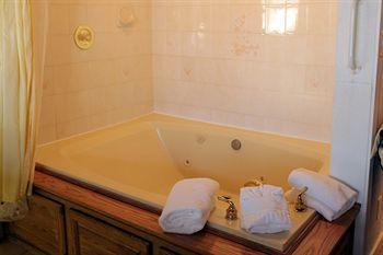 Sybaris Pool Suites Mequon Brown Deer Экстерьер фото