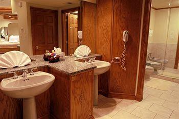 Sybaris Pool Suites Mequon Brown Deer Экстерьер фото
