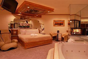 Sybaris Pool Suites Mequon Brown Deer Экстерьер фото