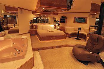 Sybaris Pool Suites Mequon Brown Deer Экстерьер фото
